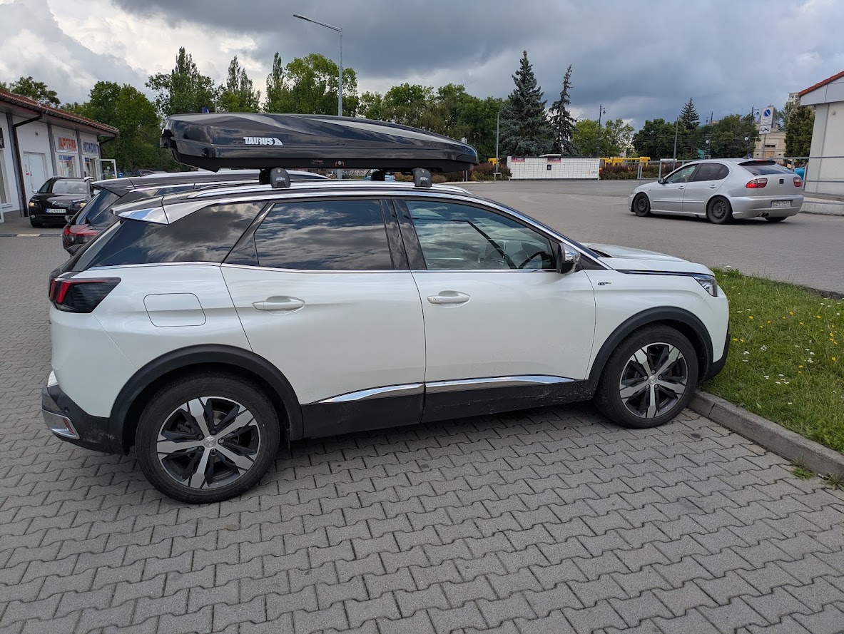 Peugeot 3008 z dodatkową przestrzenią bagażową w boxie Taurus Strike 440